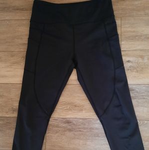 Zyia size 8-10 Like New Black pocket LnT capri 20"